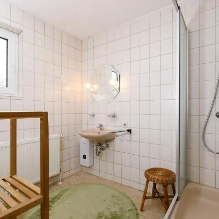 8 By Interhome * 치노비츠